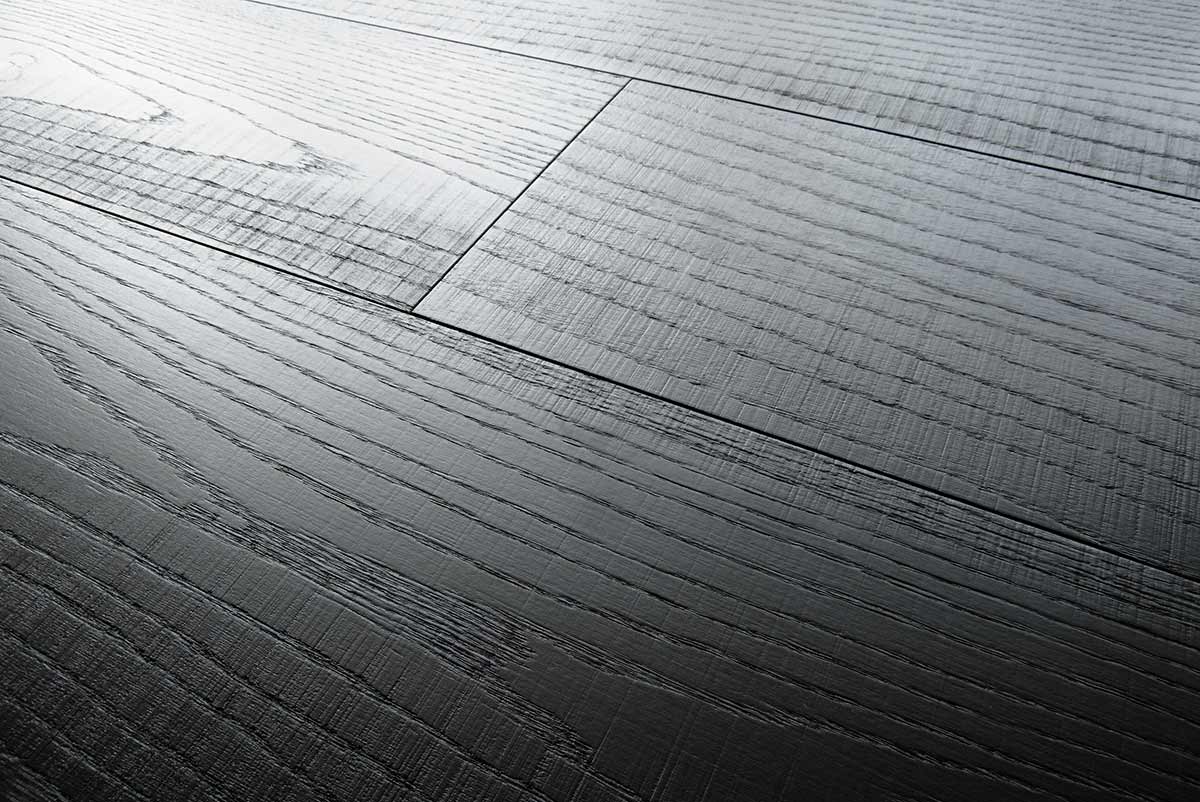 Scopri di più sull'articolo Parquet Nero: il più scuro dei pavimenti in legno
